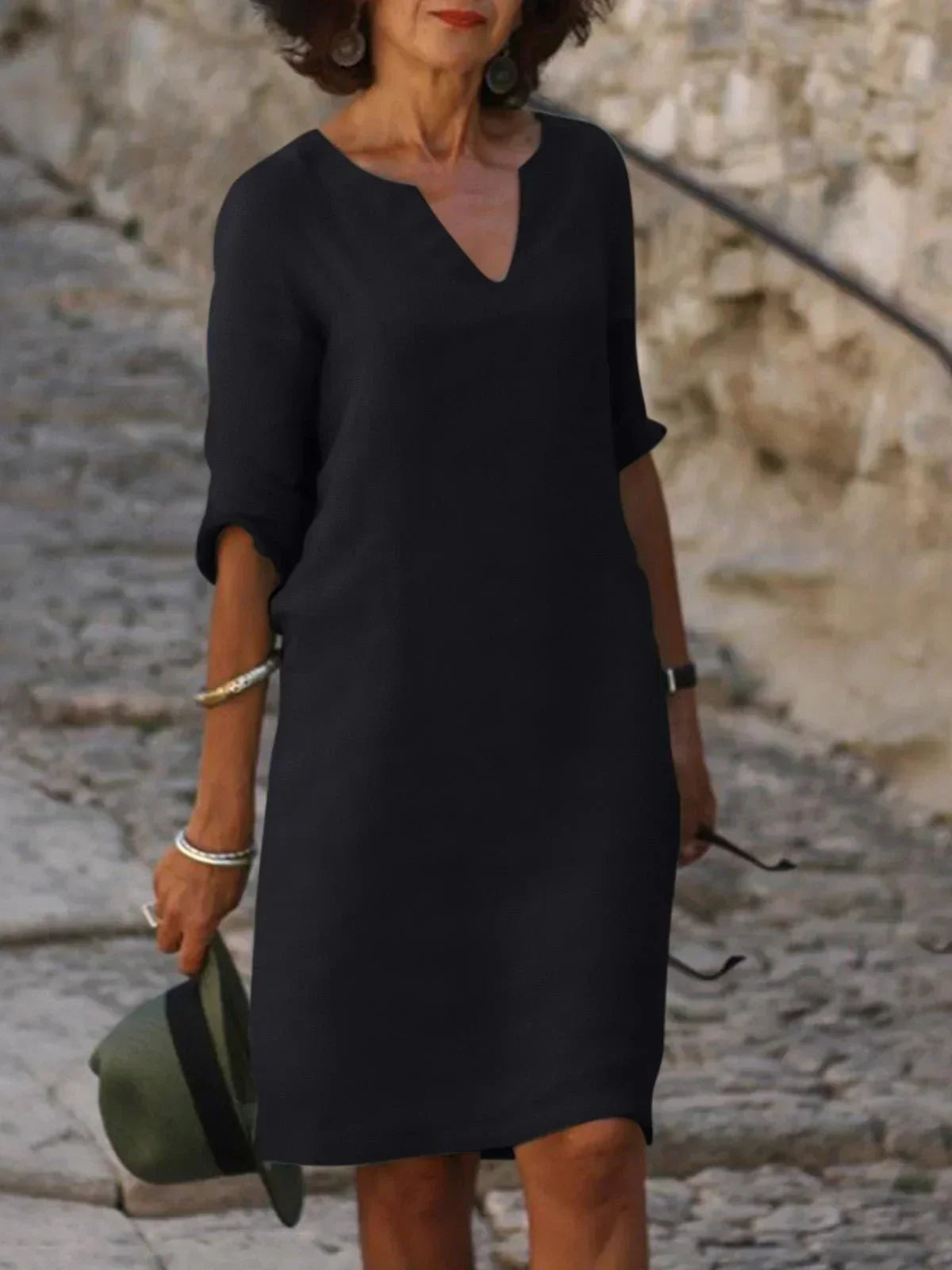 Élise™ | Robe élégante à col en V